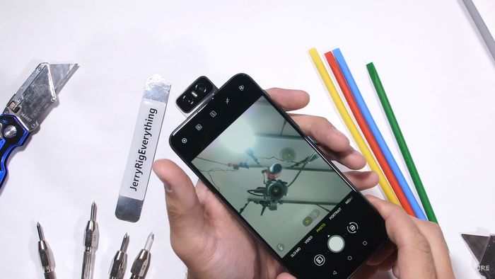 Zenfone 6 passa por testes pesados de resistência em novo vídeo