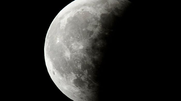 Resultado de imagem para Eclipse lunar parcial
