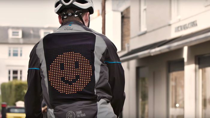 Jaqueta com LED mostra emojis e ajuda ciclistas a sinalizar direções no trânsito