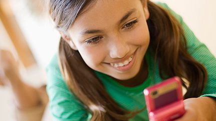 Conheca 10 Jogos De Celular Para Entreter As Criancas Em Tempos De Isolamento - smiling girl roblox roupas de unicornio roupas de menina