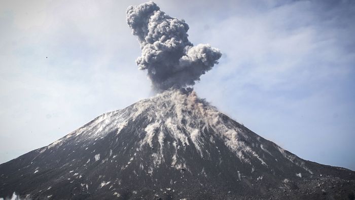 Vulcão Anak Krakatoa entra em erupção, a mais longa desde dezembro de 2018